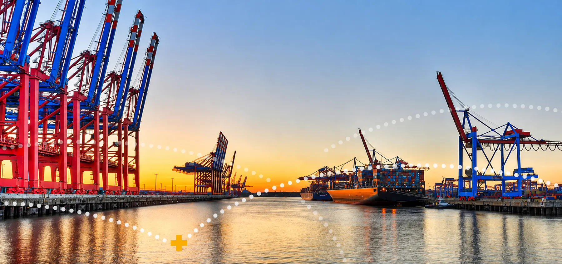 Containerhafen bei Sonnenuntergang mit Portalkränen und Frachtschiff